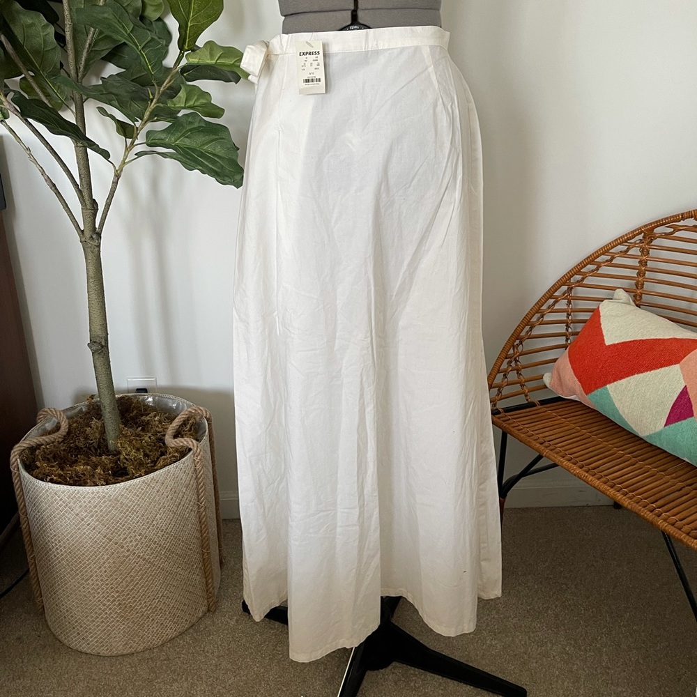 Express white midi skirt w/ pleats